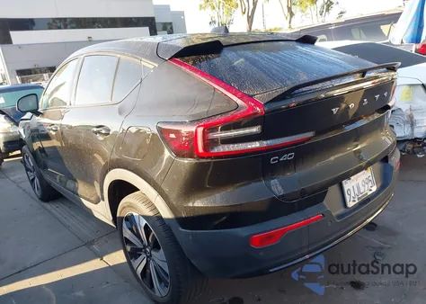 2023 Volvo C40 Recharge Pure Electric Twin Plus z USA, uszkodzony, nr VIN YV4ED3GL3P2057722